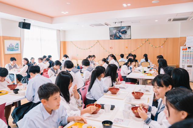 キレイで明るい食堂にはテレビがあります！