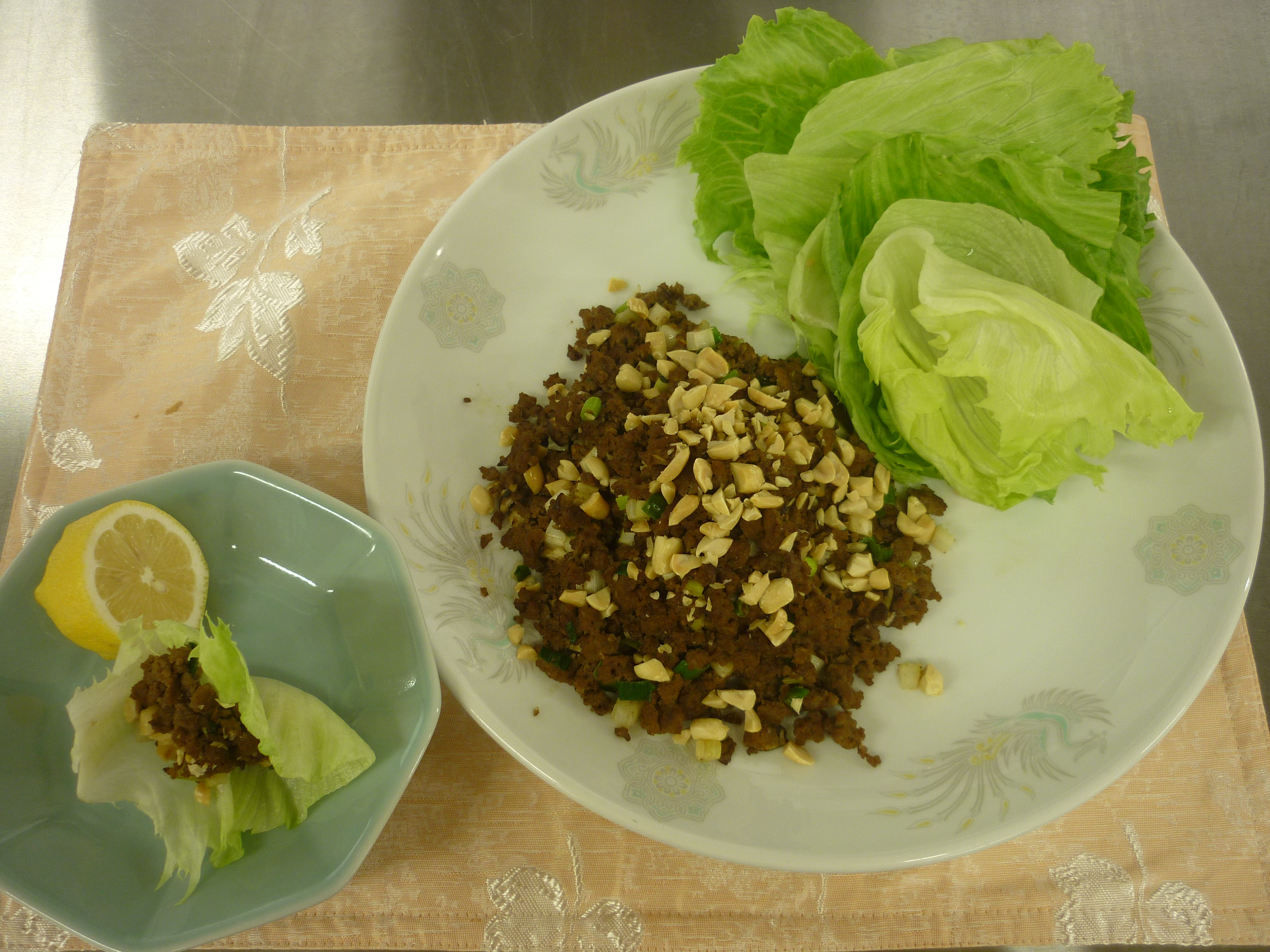 生菜包牛肉鬆（レタス包み）