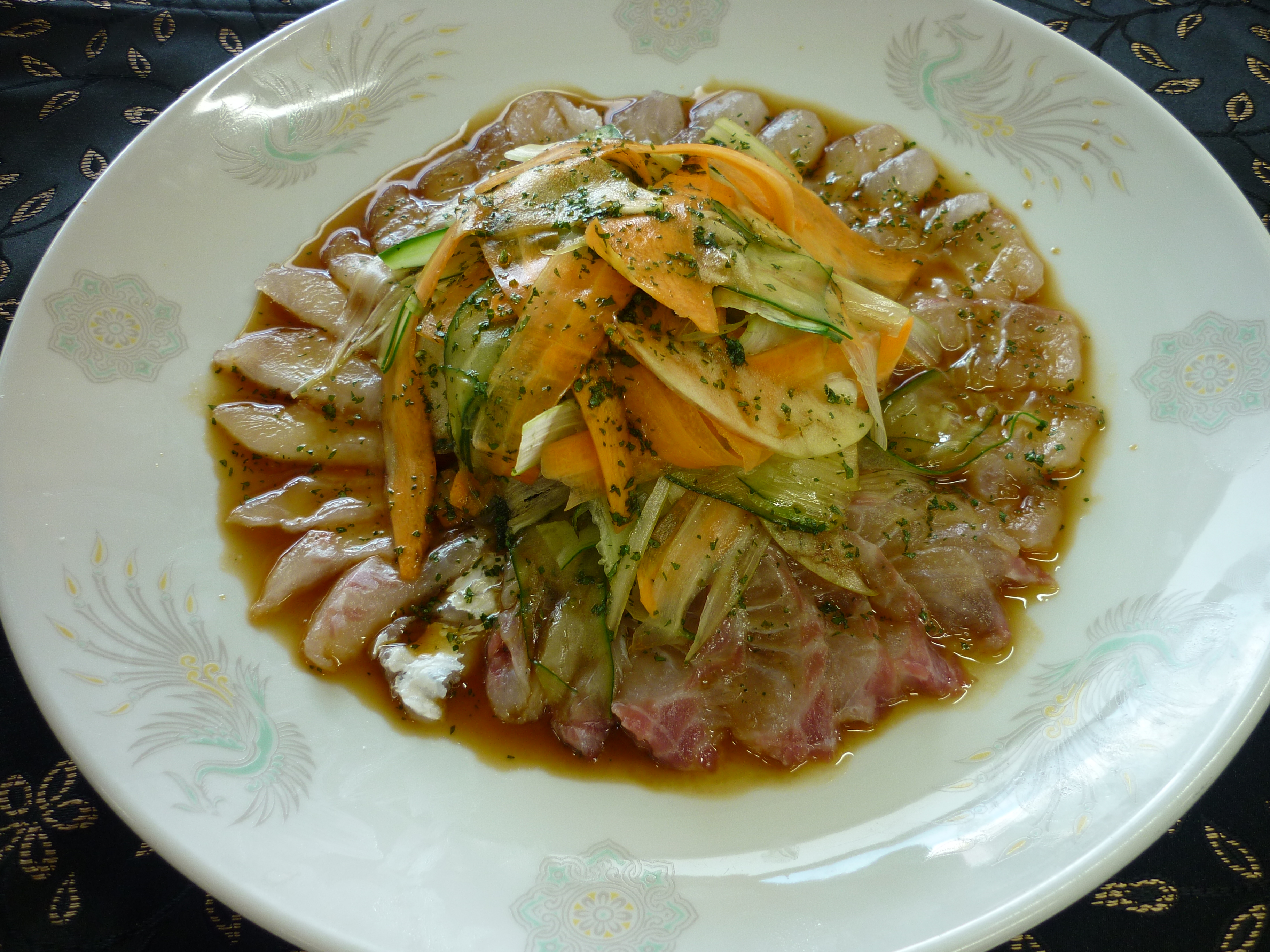 香麻滑鮮魚片（鯛の刺身　香りソースかけ）