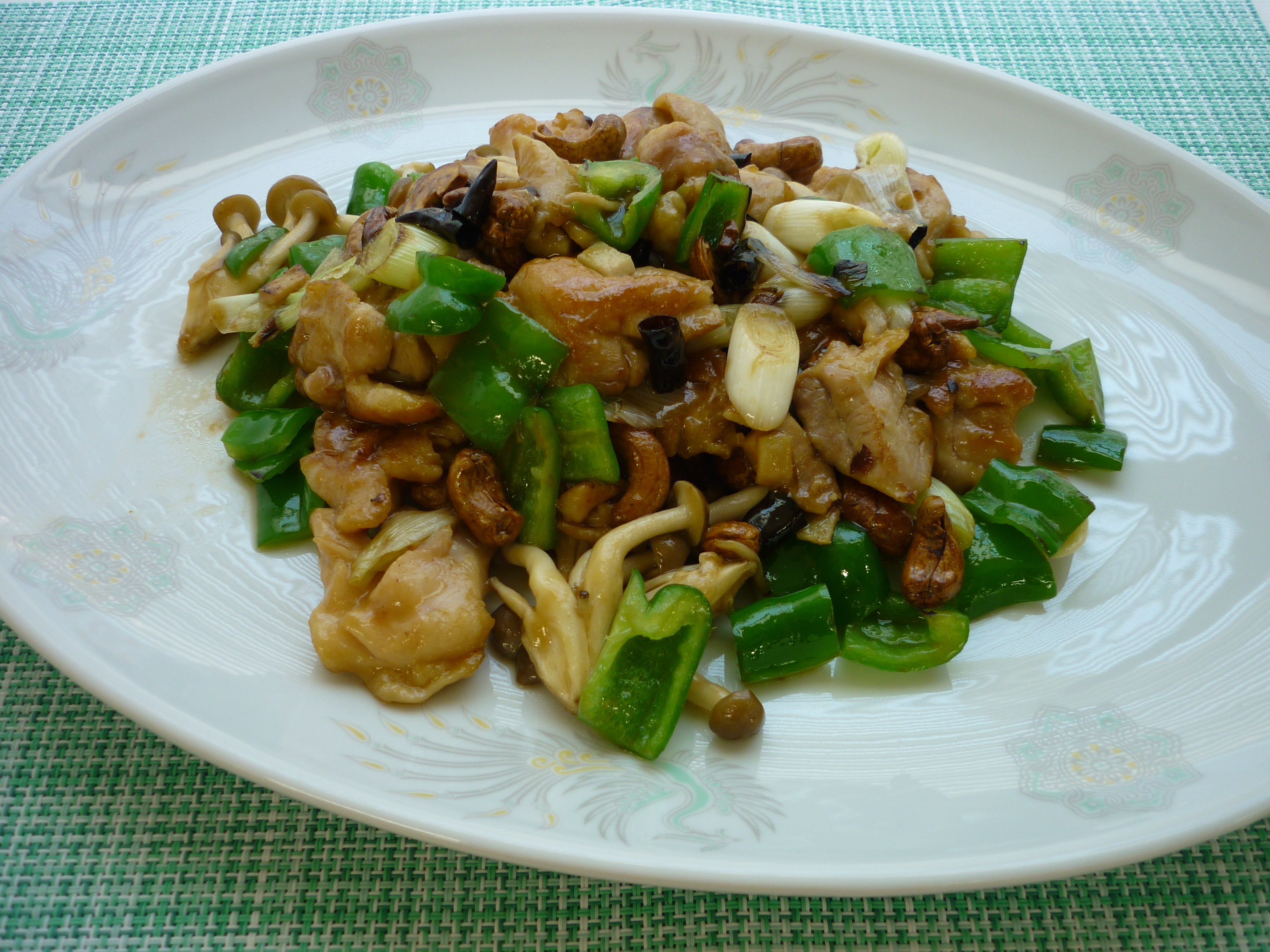 腰果鶏丁（鶏肉とカシューナッツの炒め物）