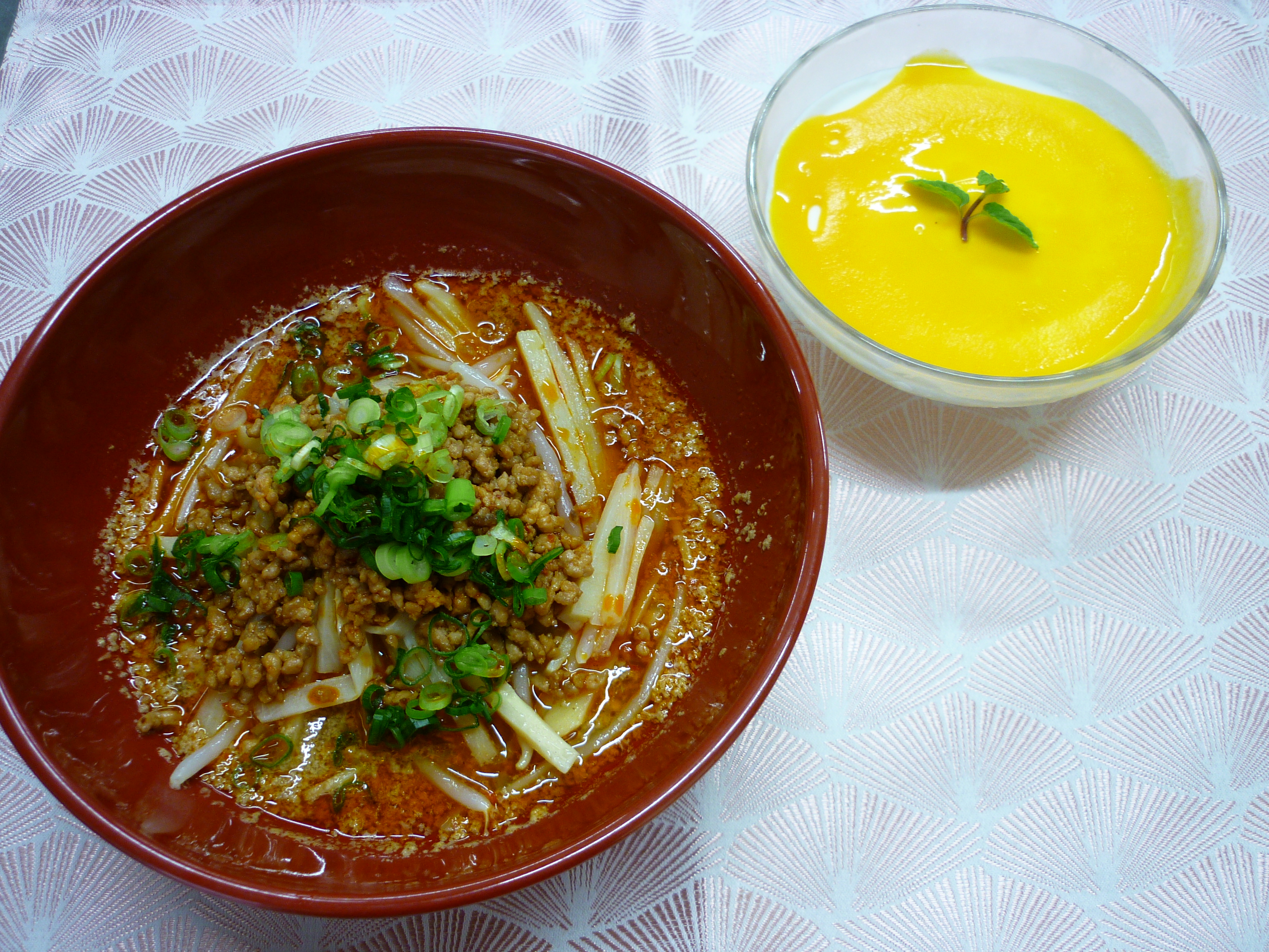 操肉担担麺、椰汁雪花酪（ココナッツジェラート）